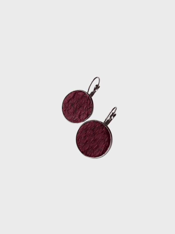 Earrings in cabuchon wine red