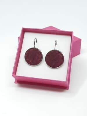 Earrings in cabuchon wine red