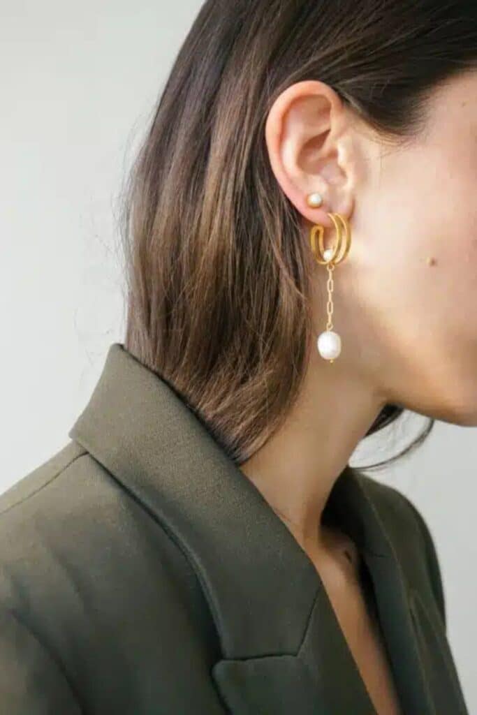 Dangling hoops with a balancing chain and freshwater pearls by AR.M.